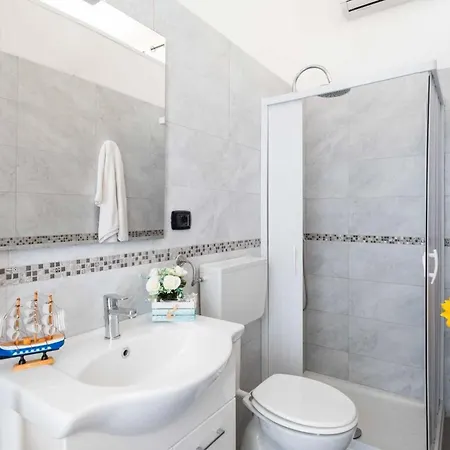 Sunny Haven In Villa Torre Lapillo